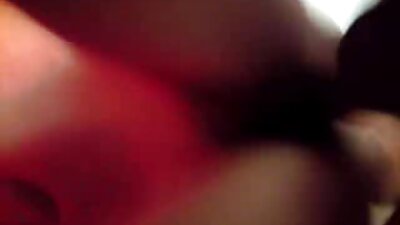 สีน้ำตาลที่มีใบหน้าสวยกำลังหลั่งในปากของเธอ