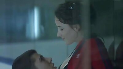 สาวออกกำลังกาย Slutty ในถุงน่องสีชมพูได้รับการตอกโดยเทรนเนอร์ของเธอ